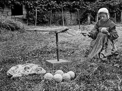 puzzle model Young Girl Making Balls of Linen